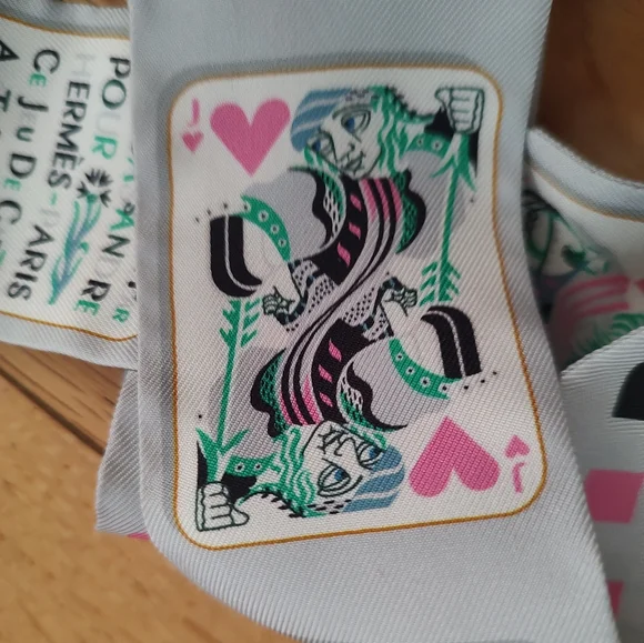 Hermes Jeu de Cartes silk twilly 86 w/box & ribbon EUC - Picture 10 of 10